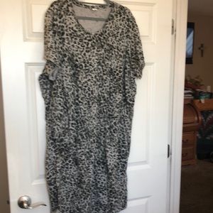 Old navy Tshirt dress with elastic waist.  Plus size 4X.  Animal print